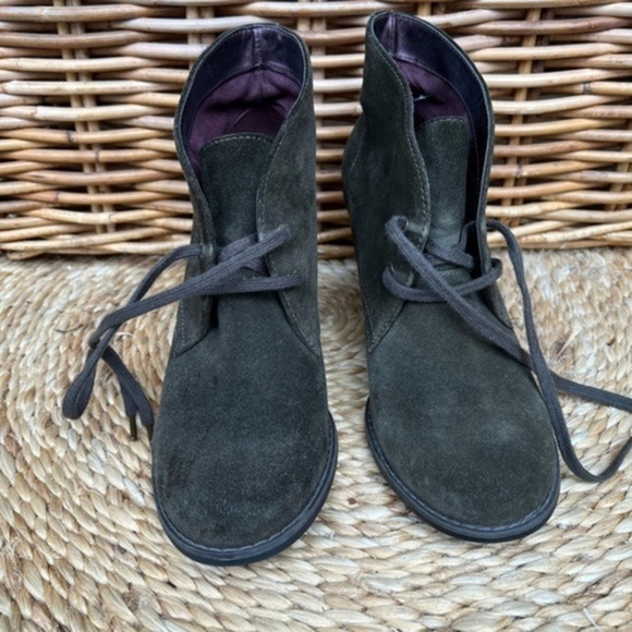 Indigo By Clarks Green/Gray Heels Booties. - Picture 3 of 6